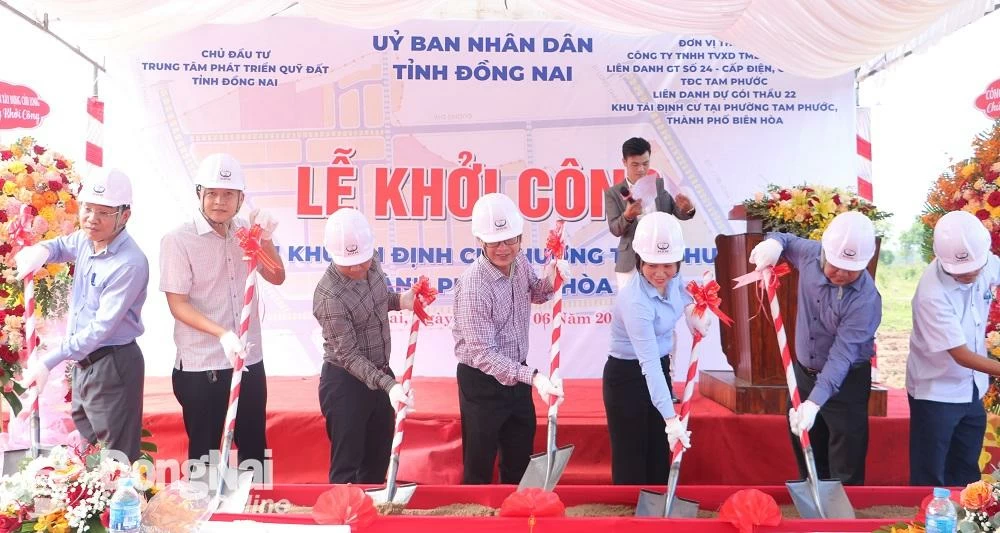 Các đại biểu thực hiện nghi thức khởi công dự án. Ảnh: Phạm Tùng
