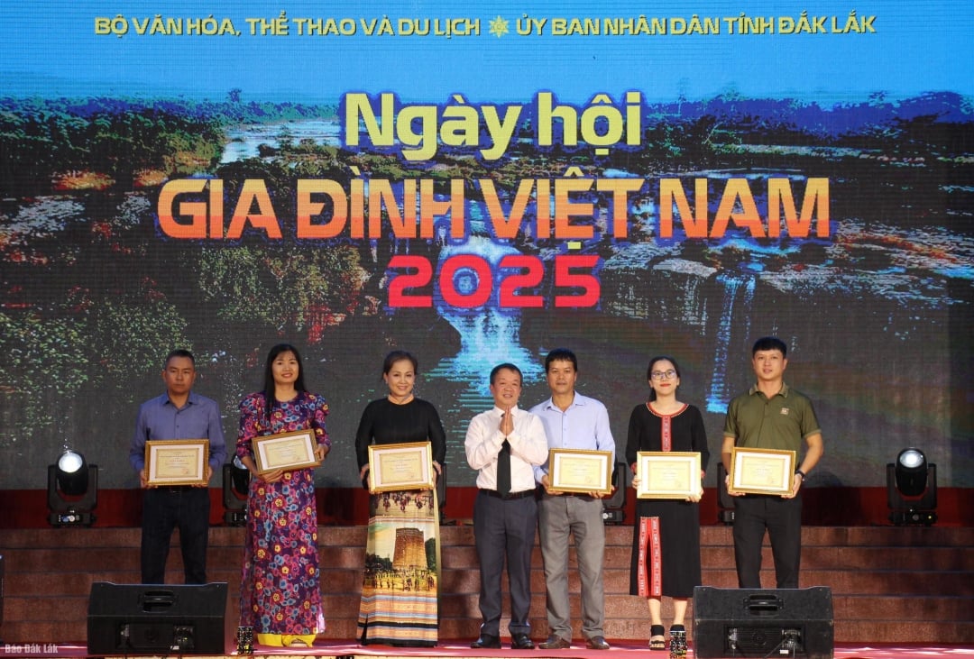 Ban tổ chức trao giấy khen cho các tập thể.