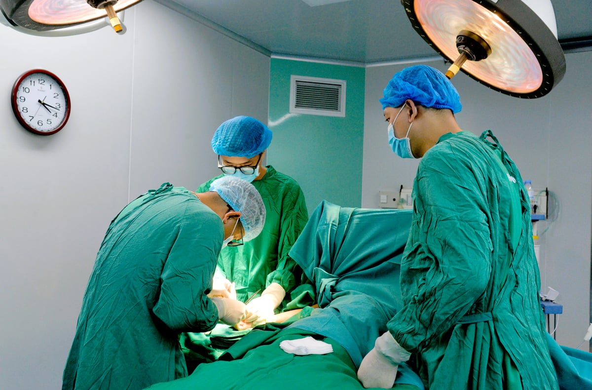 Các bác sỹ bệnh viện tuyến Trung ương phẫu thuật cắt bỏ ngón tay thừa cho một ca bệnh.