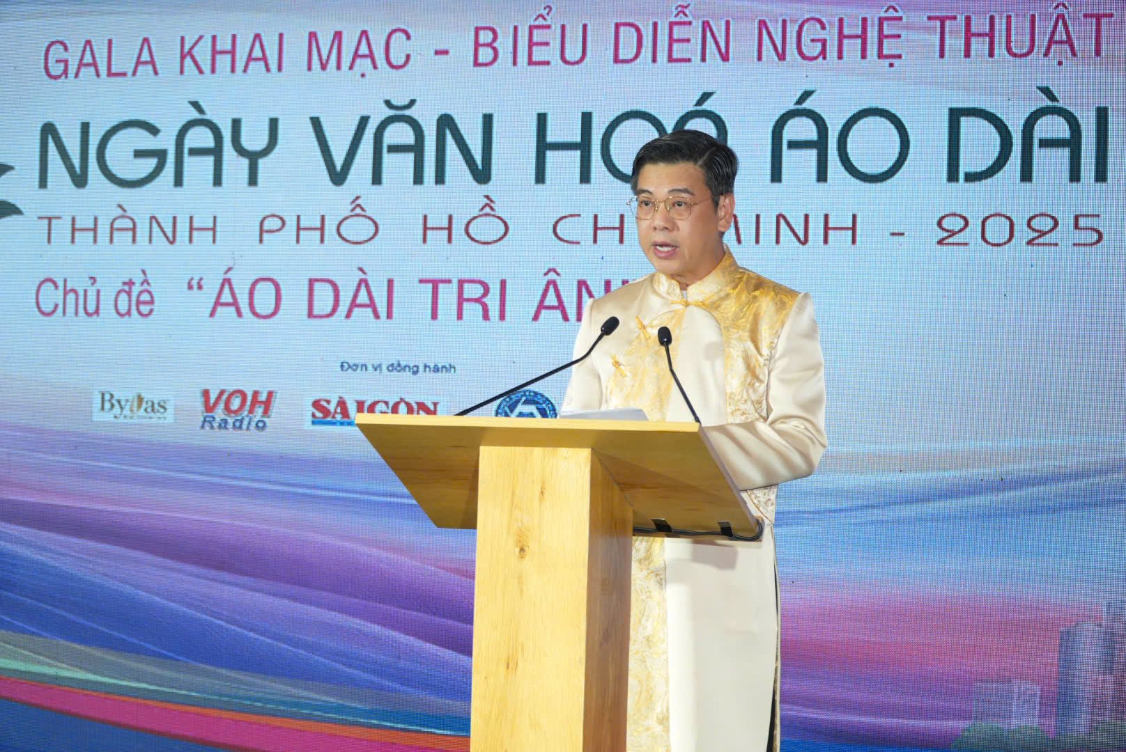 Hơn 100 thiết kế áo dài được trình diễn tại gala 'Áo dài tri ân' - Ảnh 1.