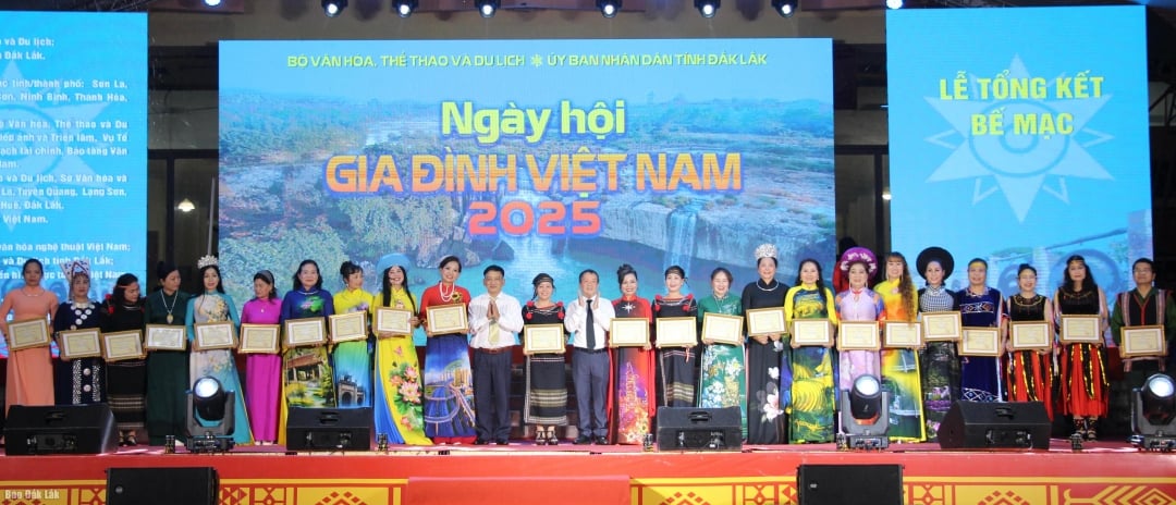 Ban tổ chức trao giấy chứng nhận cho các tập, thể, cá nhân.