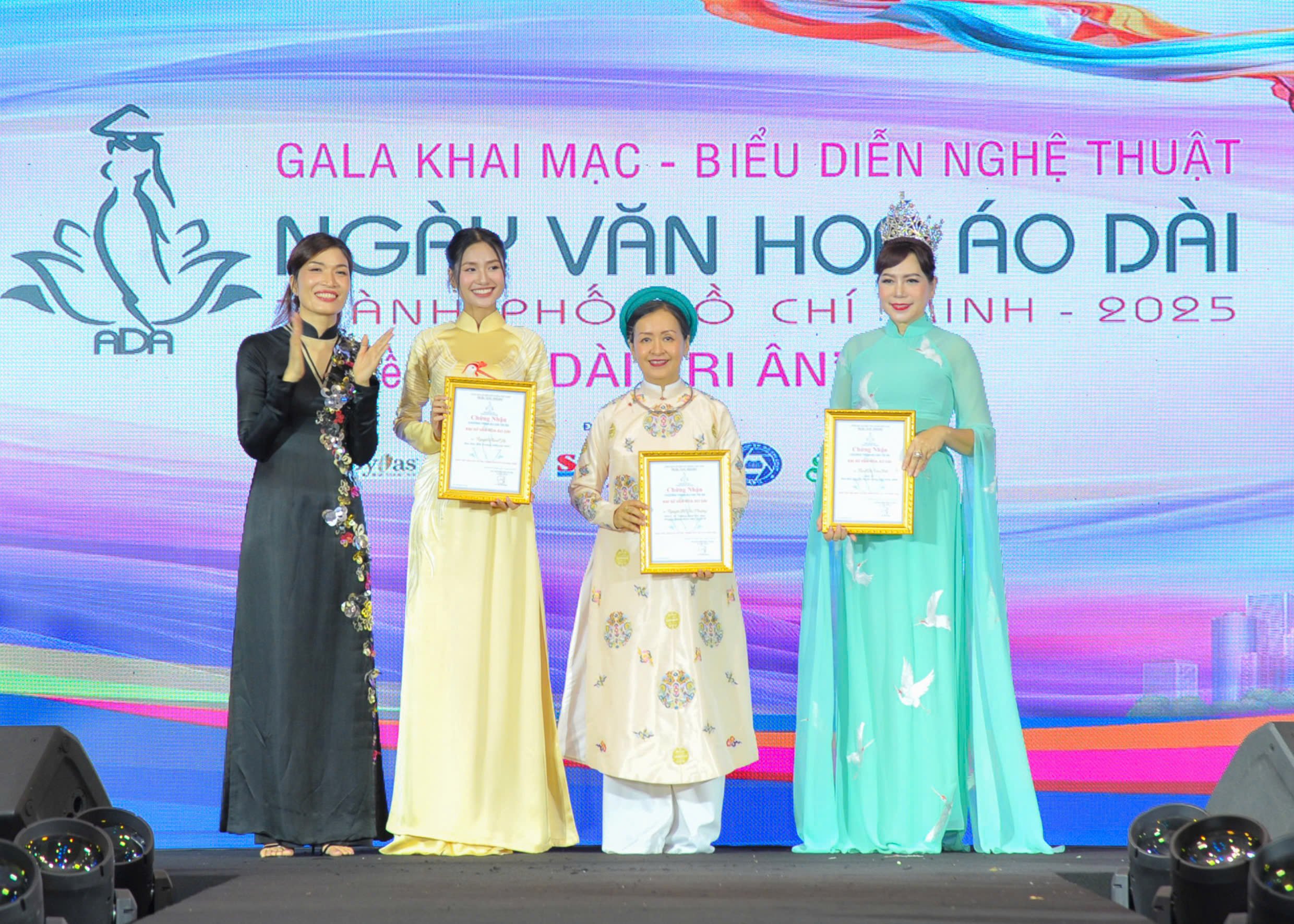 Hơn 100 thiết kế áo dài được trình diễn tại gala 'Áo dài tri ân' - Ảnh 2.