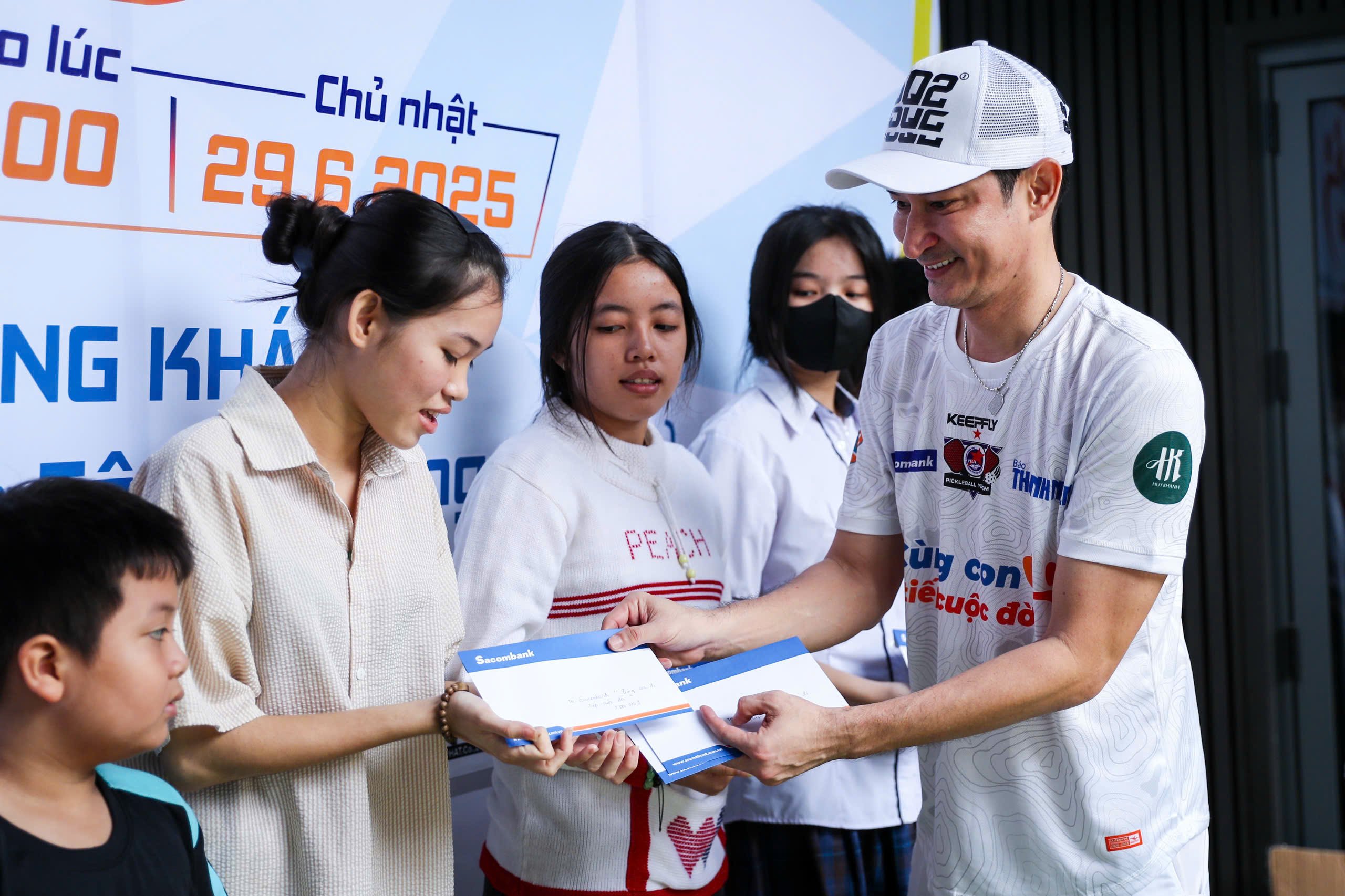 Trao trực tiếp 150 triệu đồng tại giải pickleball 'Cùng con đi tiếp cuộc đời' lần 3- Ảnh 7.