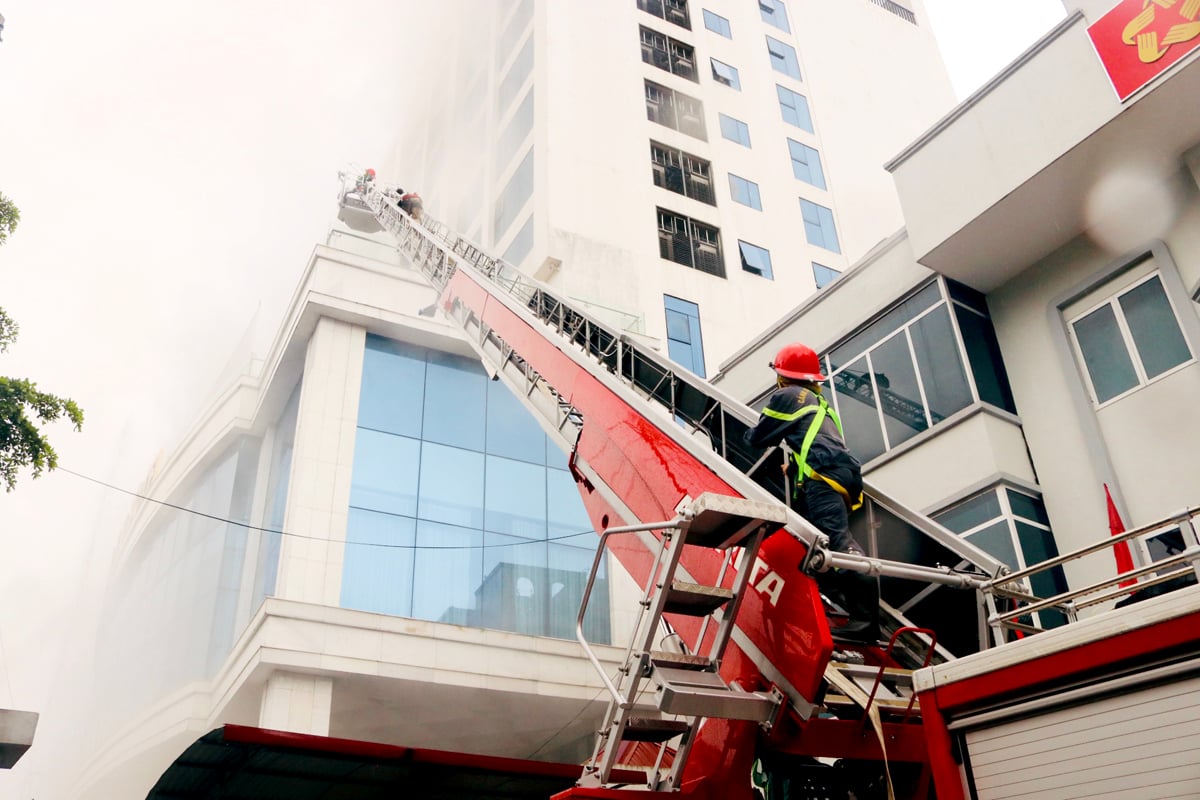 En raison de l'intensité du feu, une épaisse fumée a recouvert la zone, bloquant complètement la sortie de l'escalier, rendant impossible son utilisation pour secourir les personnes piégées à l'intérieur. Les pompiers et les sauveteurs ont utilisé un camion-échelle spécialisé pour atteindre les étages supérieurs et ramener les victimes en toute sécurité.