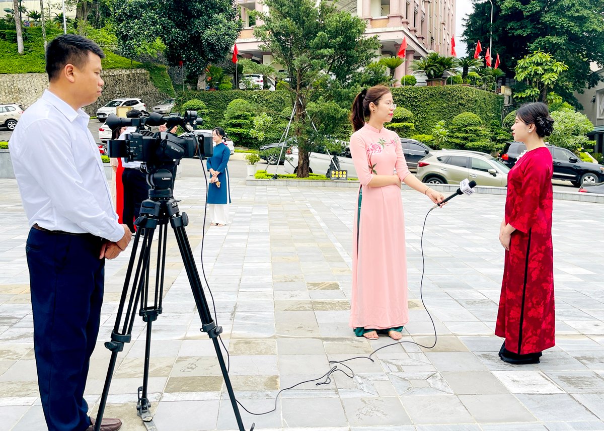 El editor Minh Chau responde preguntas sobre su enfoque del periodismo multimedia.