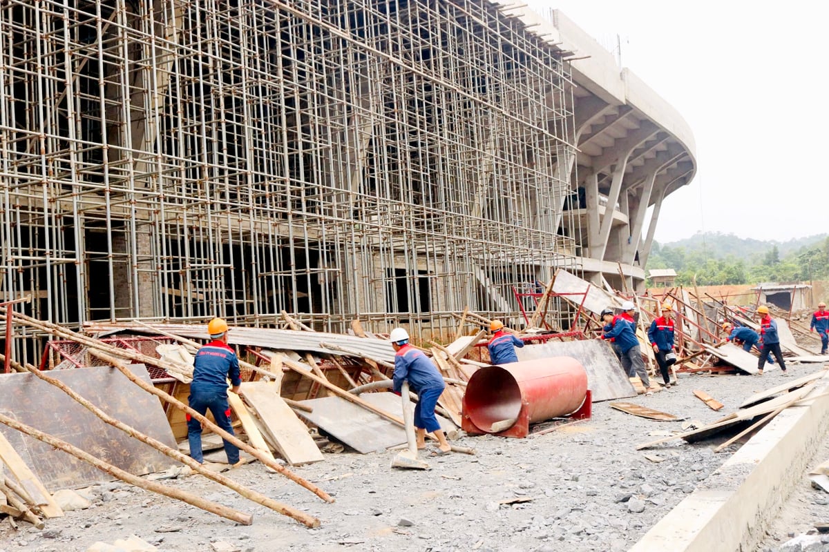 Dans un scénario hypothétique, le stade du Complexe sportif provincial était en construction lorsque l'échafaudage s'est soudainement effondré, piégeant de nombreuses personnes. Les ouvriers ont rapidement recherché les victimes.
