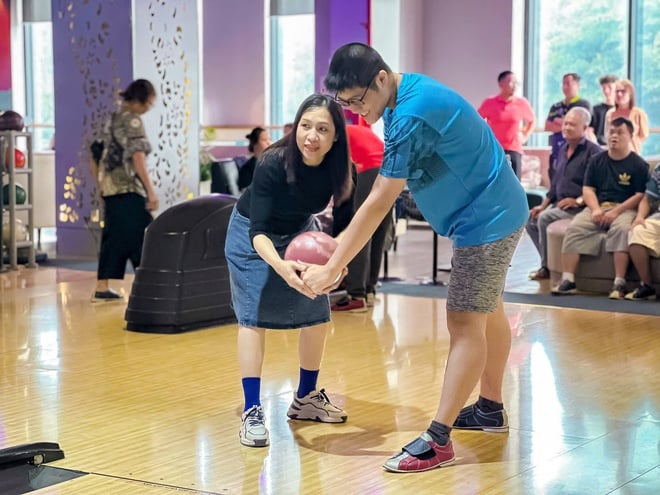 VIDEO: Người khuyết tật chơi bowling thuần thục tại TP HCM- Ảnh 2.