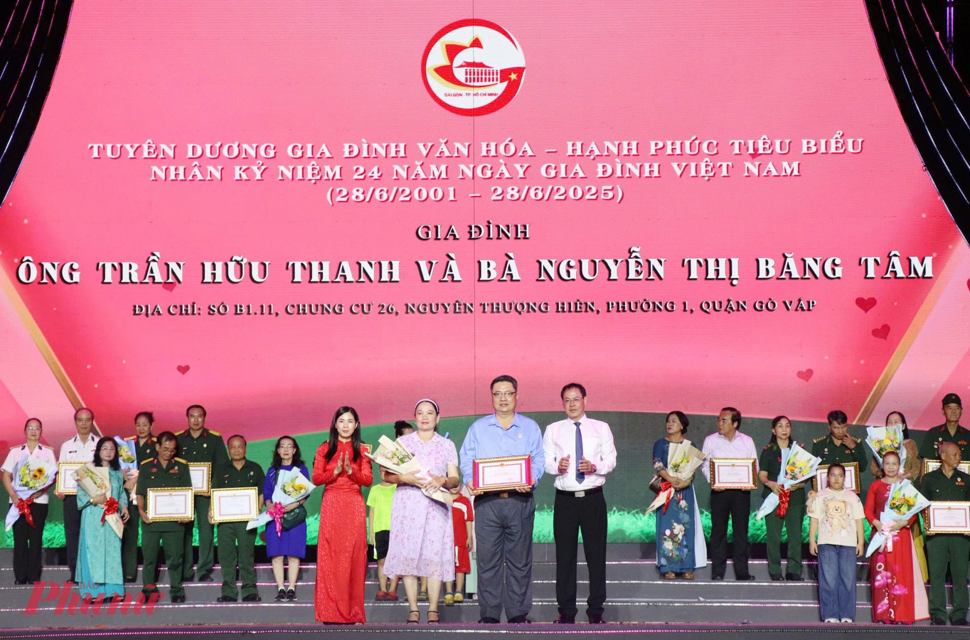 Ông Nguyễn Thành Trung - Phó Chủ tịch Thường trực Ủy ban MTTQ Việt Nam TPHCM và bà bà Nguyễn Thị Nga – Phó trưởng Ban Văn hóa - Xã hội HĐND TPHCM