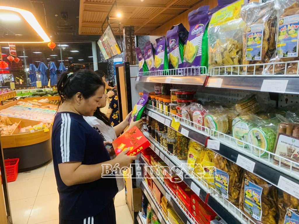 Chị Nguyễn Thị Thu Trang ( phường Hiến Nam, thành phố Hưng Yên) kiểm tra cẩn thận sản phẩm trước khi mua sử dụng