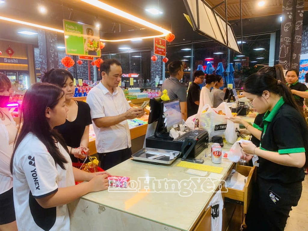 Người tiêu dùng mua hàng tại một siêu thị trên đường Nguyễn Văn Linh, thành phố Hưng Yên