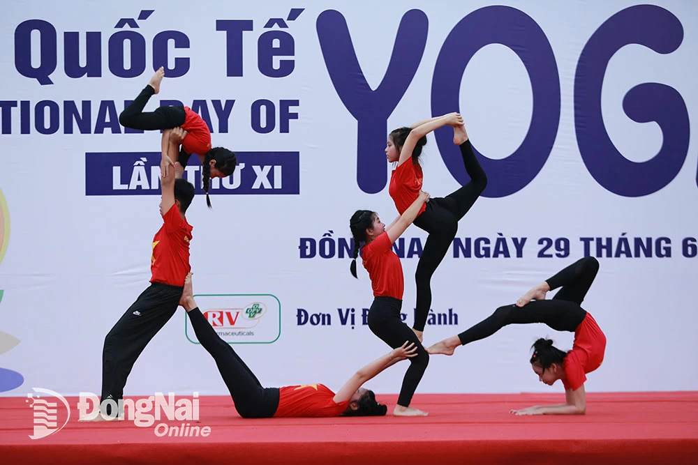 Tiêt mục biểu diễn Yoga chào mừng. Ảnh: Huy Anh
