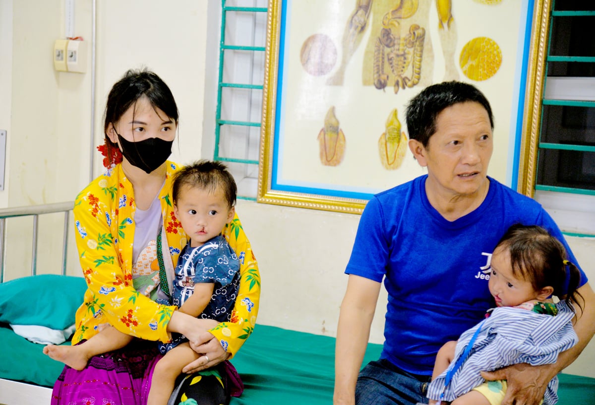 Vượt qua những quãng đường xa xôi, các em nhỏ mang dị tật khe hở môi được người thân đưa đến Bệnh viện Đa khoa tỉnh để được khám sàng lọc.