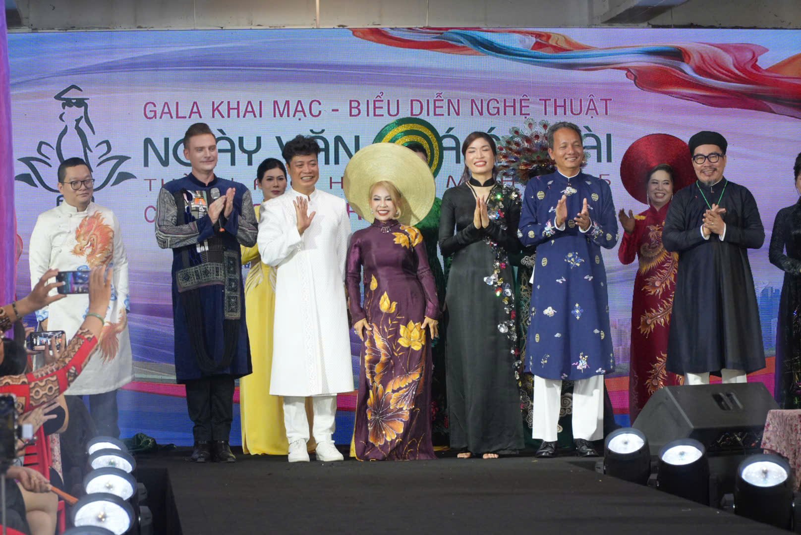 Hơn 100 thiết kế áo dài được trình diễn tại gala 'Áo dài tri ân' - Ảnh 6.