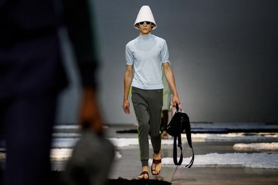 Prada ยกย่องมรดกของอินเดียในการออกแบบรองเท้าแตะแบบใหม่ - ภาพที่ 1