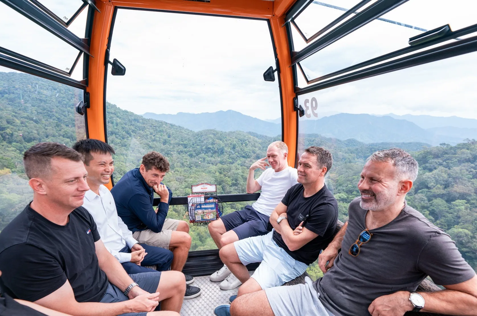 MU-Legende Michael Owen und Ryan Gigg checken in Golden Bridge Da Nang Foto 1 ein