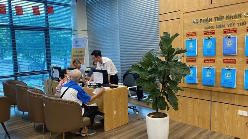 Les gens effectuent des démarches administratives en ligne au Centre de services de l'administration publique de la ville de Hanoi, succursale n° 3. (Photo : DIEU THUONG)