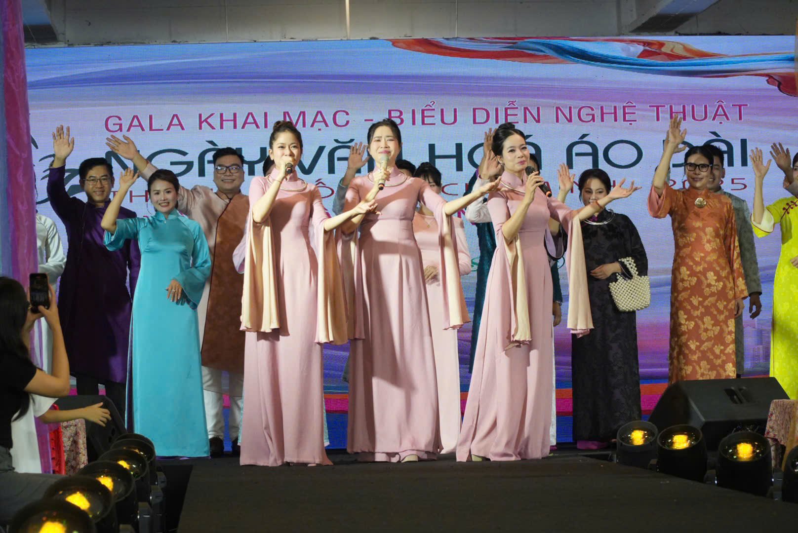 Hơn 100 thiết kế áo dài được trình diễn tại gala 'Áo dài tri ân' - Ảnh 7.