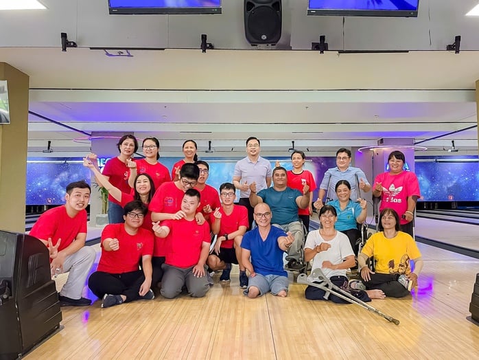 VIDEO: Người khuyết tật chơi bowling thuần thục tại TP HCM- Ảnh 1.