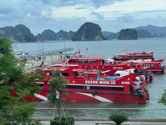 Tàu chở khách ra đảo đỗ ở cảng Ao Tiên. Ảnh: Phương Anh