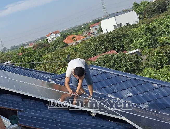 Thi công lắp đặt pin năng lượng mặt trời áp mái ở xã Mễ Sở (Văn Giang)