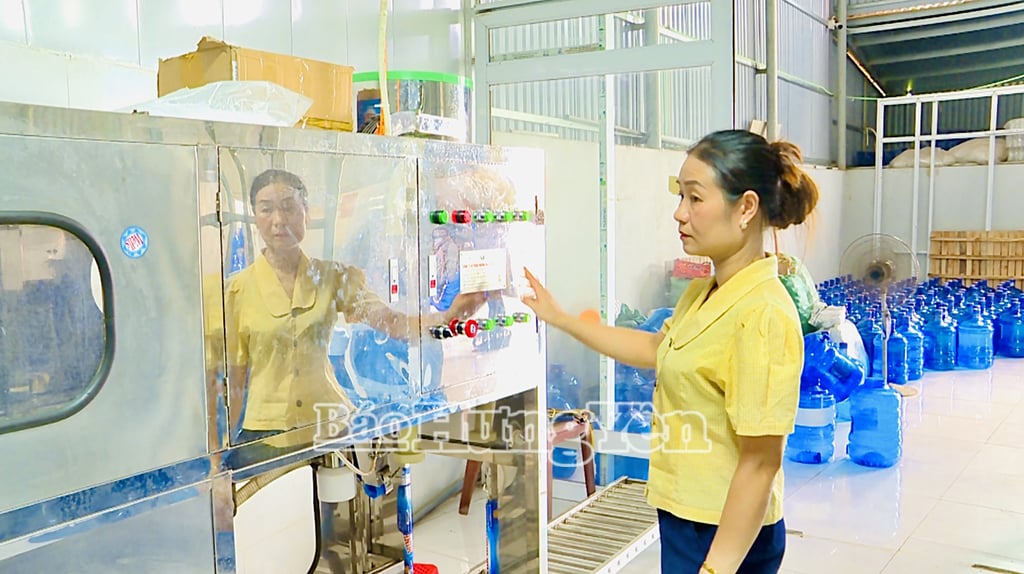 Cơ sở sản xuất nước đóng chai giúp gia đình anh Đỗ Văn Kha, xã Cẩm Ninh (Ân Thi) ổn định kinh tế