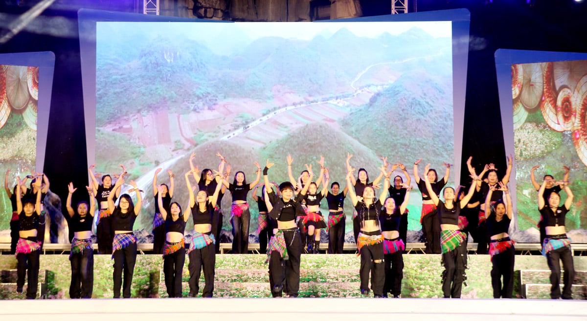 Tiết mục nhảy sôi động “Hà Giang ơi”.