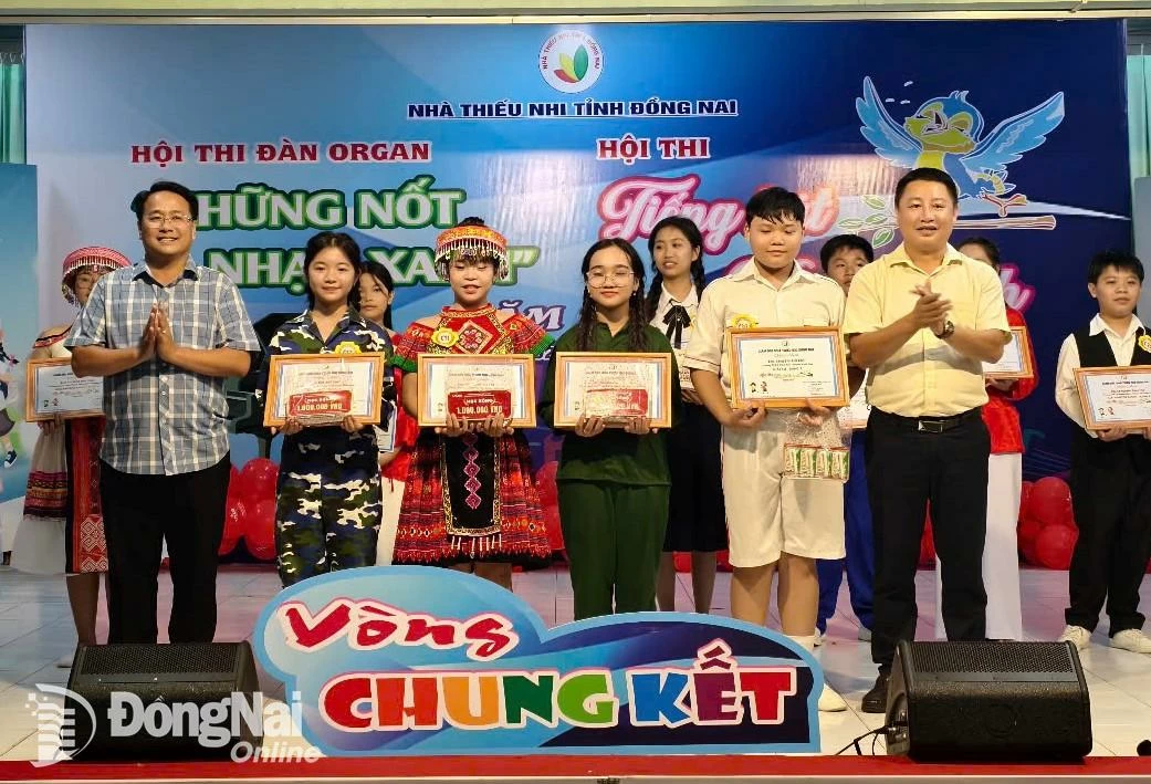 Các đại biểu trao giải cho các thí sinh tham gia Hội thi Tiếng hát vàng anh năm 2025. Ảnh: ĐVCC