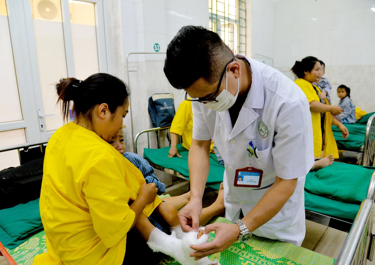 Bác sỹ Ma Mạnh Linh, khoa Chấn thương chỉnh hình, Bệnh viện Đa khoa tỉnh khám cho bệnh nhi sau phẫu thuật. Đây là 1 trong 70 trường hợp vừa được mổ miễn phí đang tiếp tục được theo dõi, điều trị tại khoa.