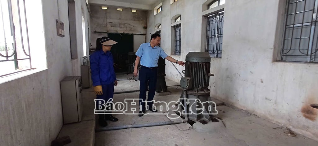 تقوم شركة إمداد المياه والصرف الصحي في مقاطعة ين ماي بفحص الآلات والمعدات المستخدمة في ضخ المياه في محطة ضخ كاو دونج.
