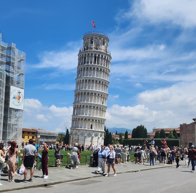 Tháp nghiêng Pisa luôn là điểm du lịch thu hút rất đông du khách nhiều nơi trên thế giới đến nước Italy. (Ảnh: Việt Hùng/Vietnam+)