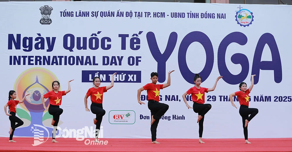 Tiết mục biểu diễn Yoga chào mừng. Ảnh: Huy Anh