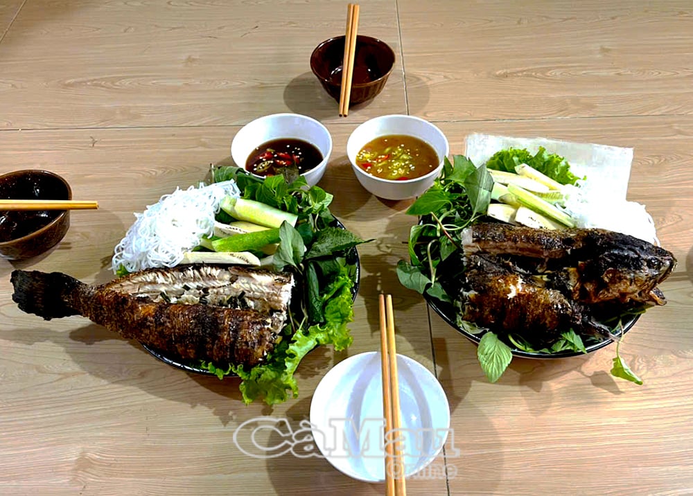 Cá lóc nướng ăn kèm với các loại rau.