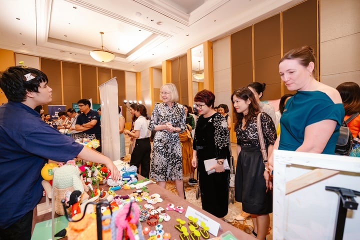 Bà Gillian Bird PSM, Đại sứ Australia tại Việt Nam và PGS. TS. Nguyễn Thu Thủy, Cục trưởng Cục Hợp tác quốc tế, Bộ Giáo dục và Đào tạo tham quan các gian hàng trưng bày trong sự kiện.