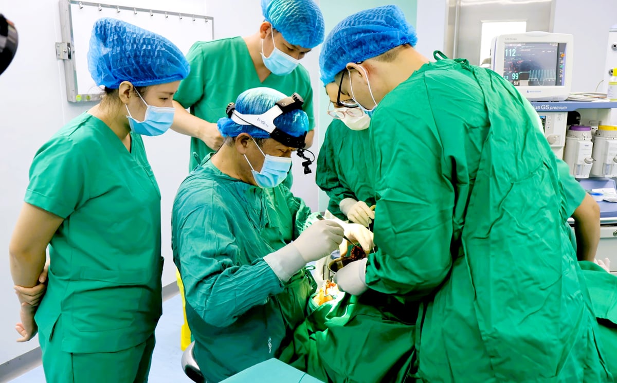 GS.TS. Bác sỹ Trần Thiết Sơn, Bệnh viện Bạch Mai thực hiện phẫu thuật chính trong những ca dị tật khó, phức tạp.