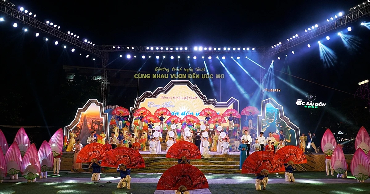 ការ​ហាត់​សម​ទូទៅ​នៃ​កម្ម​វិធី​សិល្បៈ "ឈាន​ដល់​សុបិន​រួម" ដើម្បី​អបអរ​ថ្ងៃ​បង្កើត​ខេត្ត Lao Cai