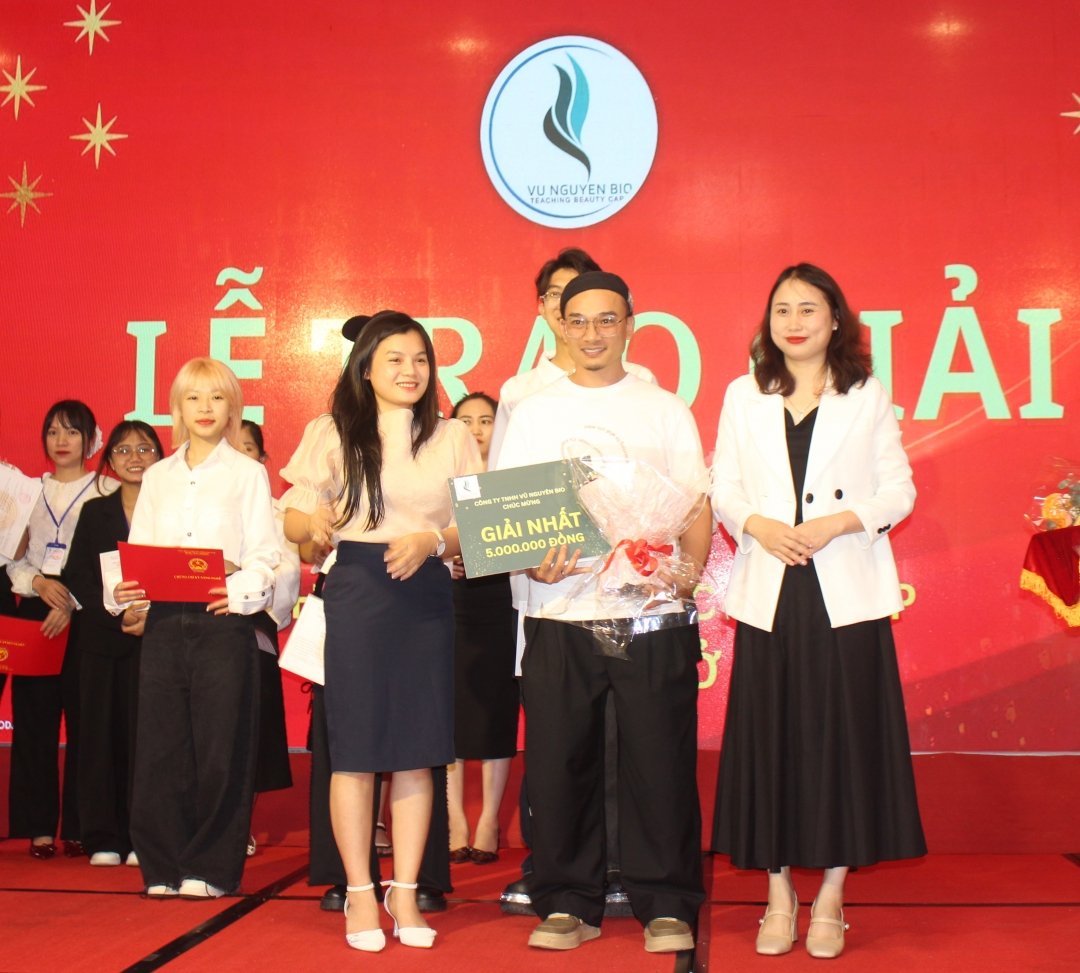 The judges awarded first prize in the hair styling category to contestant Quang.