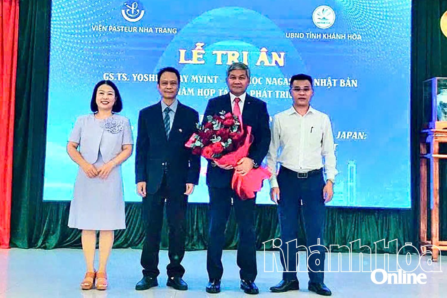 Ban Giám đốc Viện Pasteur Nha Trang tặng hoa tri ân những đóng góp của Giáo sư Yoshida Lay Myint.
