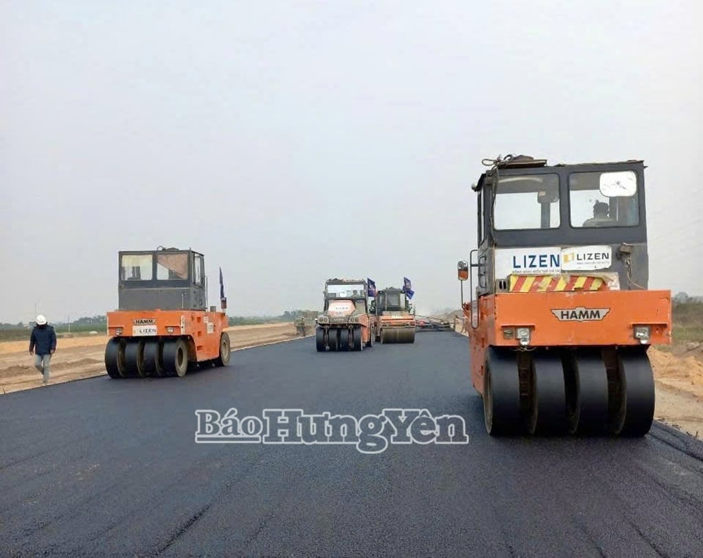 Trải thảm nhựa trên tuyến đường Vành đai 4-Vùng Thủ đô Hà Nội đoạn qua địa bàn tỉnh Hưng Yên
