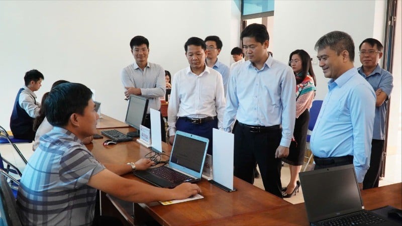 The inspection delegation at Khun Ha commune, Lai Chau province.