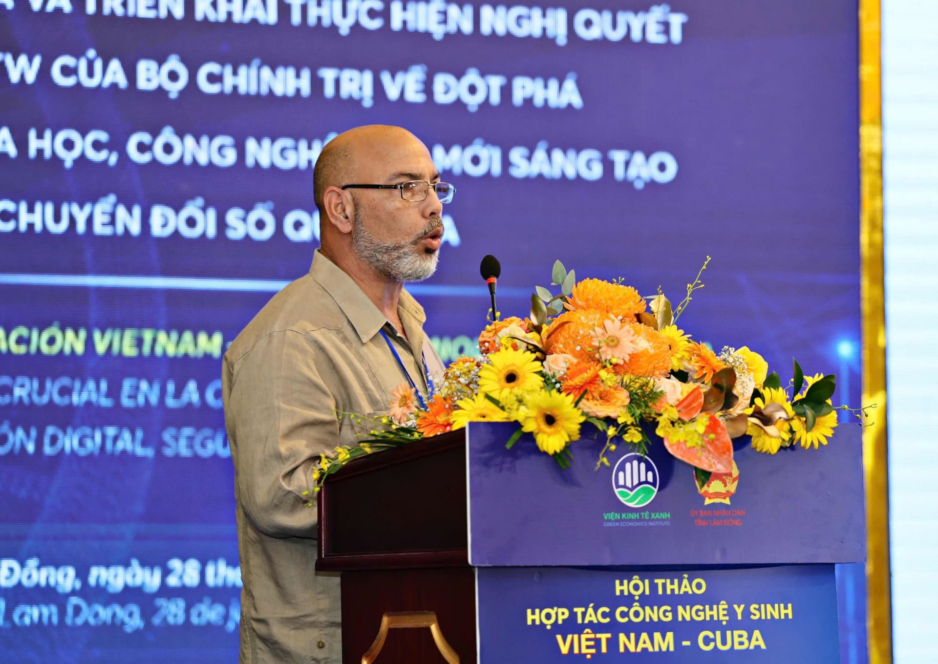 Le Dr Aníbal Domínguez Odio, Directeur de la Recherche et de l'Innovation du Groupe LabioFAM, a présenté le projet de soutien au traitement du cancer du venin de scorpion cubain et les propositions de coopération avec le Vietnam.