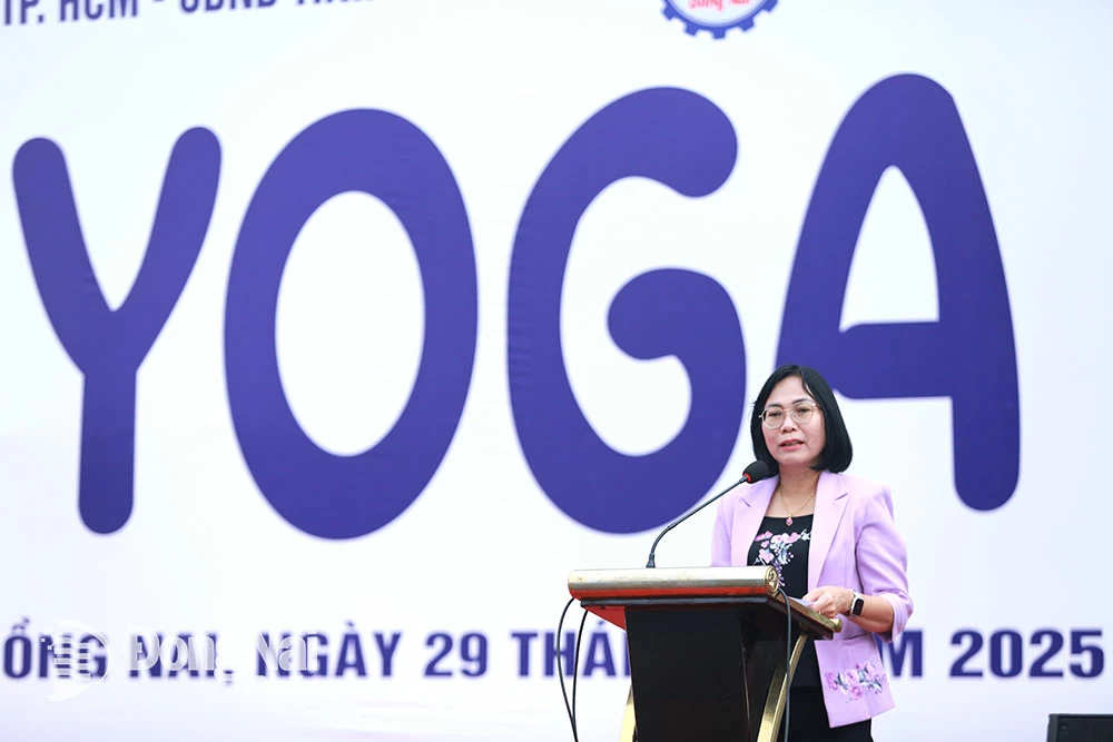 Phó chủ tịch UBND tỉnh Nguyễn Thị Hoàng phát biểu tại chương trình Ngày Quốc tế Yoga tại Đồng Nai. Ảnh: Huy Anh