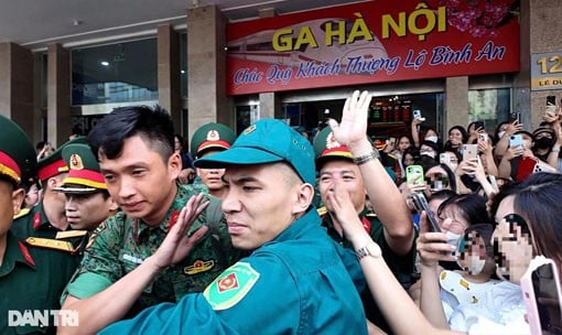 Il soldato era circondato da una folla che urlava, lo spingeva e lo tirava, e per fuggire ha dovuto fare affidamento sull'aiuto dei suoi commilitoni e della milizia locale. (Foto: Phong Vu)