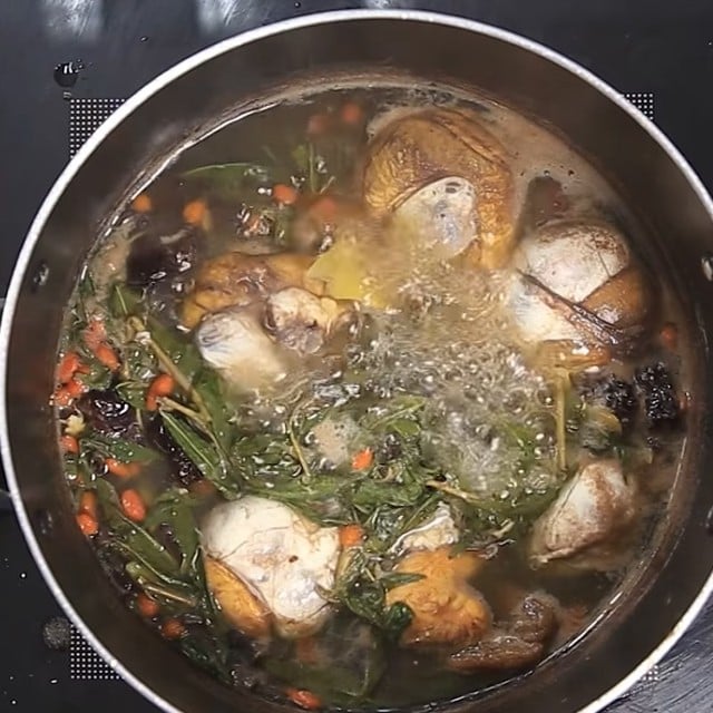 Cách làm trứng vịt lộn hấp bia và rau răm thơm ngon, bổ dưỡng- Ảnh 3.