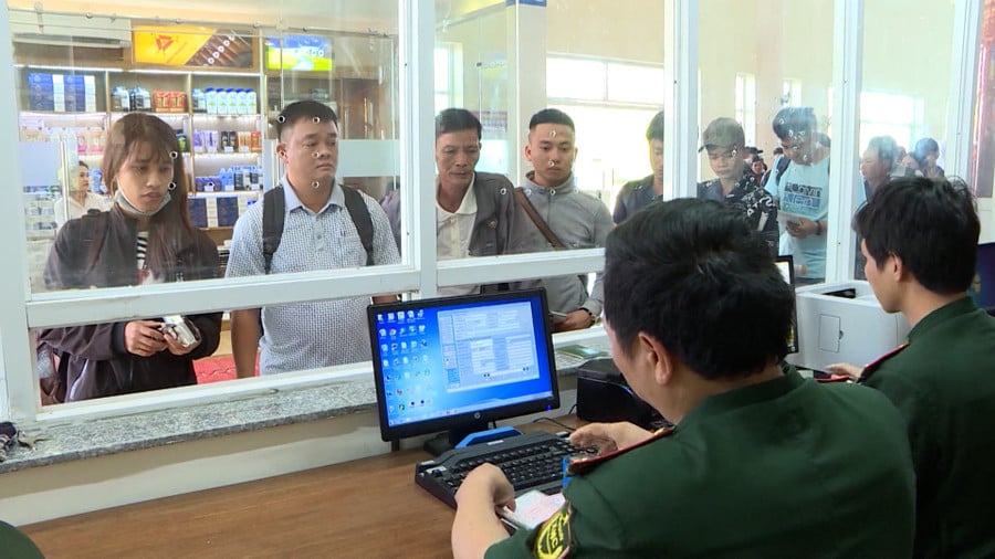 hinh-3-nhan-vien-kiem-soat-lam-thu-tuc-x-nc-huu-lanh.jpg