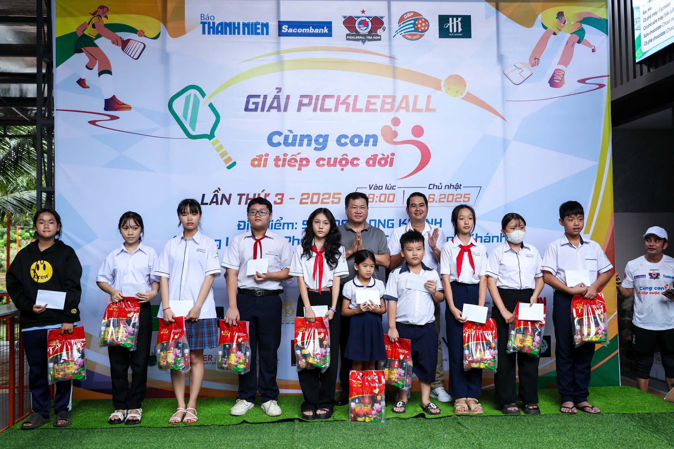 Trao trực tiếp 150 triệu đồng tại giải pickleball 'Cùng con đi tiếp cuộc đời' lần 3- Ảnh 11.