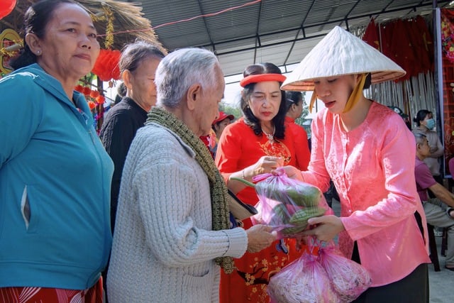 Trao ngàn sẻ chia, đong đầy hạnh phúc - Ảnh 2.