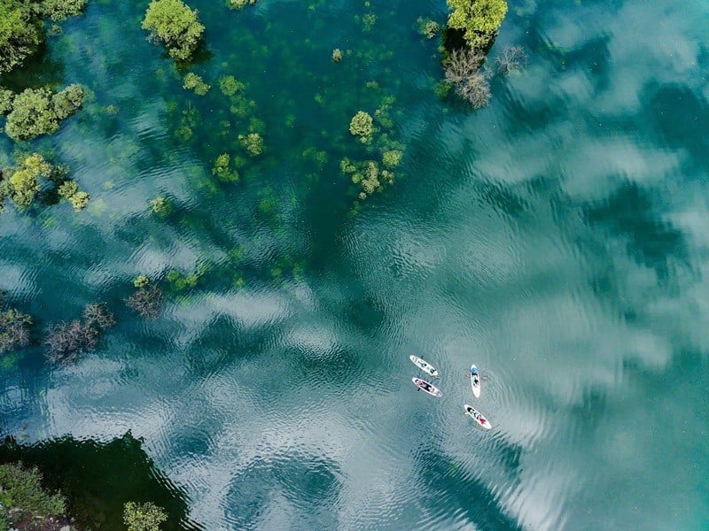 Chèo sup trên hồ Lân Ty (Lạng Sơn). (Ảnh: MẠNH PHẠM)