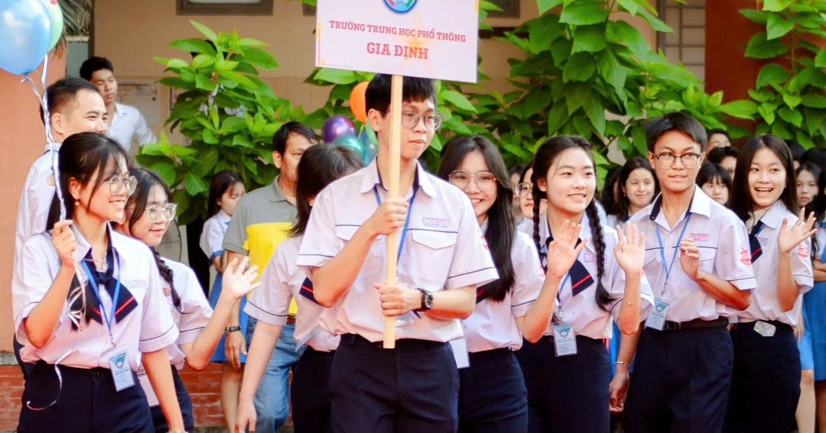 The 10th grade benchmark score dropped 'shockingly' by 4.25, what did Gia Dinh High School say?
