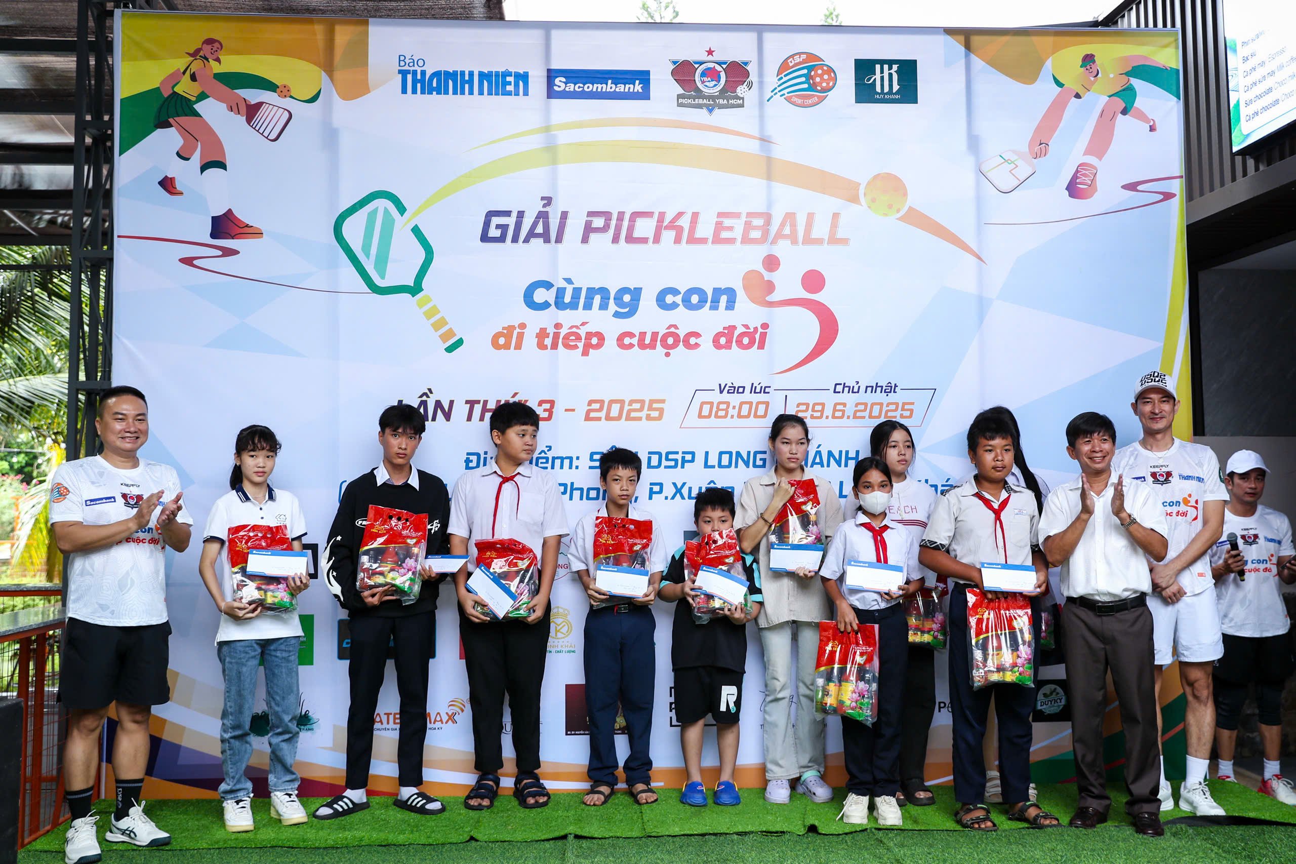 Trao trực tiếp 150 triệu đồng tại giải pickleball 'Cùng con đi tiếp cuộc đời' lần 3- Ảnh 12.