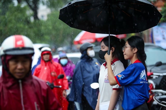 Vì sao đề thi tốt nghiệp THPT toán, tiếng Anh khó nhưng lý lại rất… dễ? - Ảnh 2.